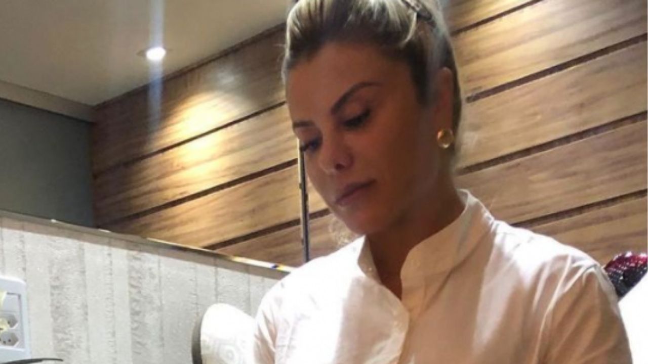 Esposa de Leonardo surge trabalhando e tênis de R$ 4,7 mil rouba a cena: “Uma pessoa que se valoriza”