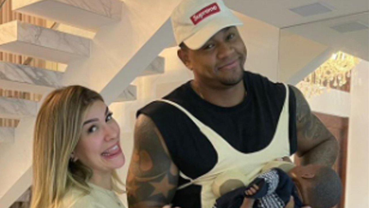 Lore Improta e Léo Santana fazem curso para cuidar de bebê e cantor usa roupa com seios: “Tá de brincadeira”