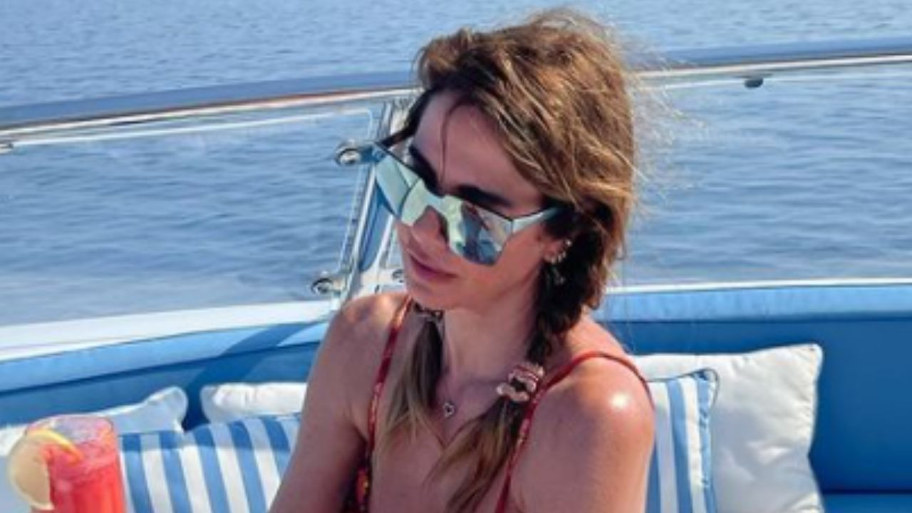 Na Espanha, Luciana Gimenez posa de biquíni em barco de luxo e shape sequinho rouba a cena: “Delícia!”