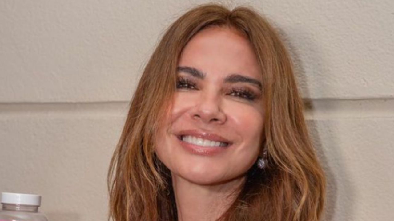 Sem maquiagem, Luciana Gimenez posa de vestido soltinho e fãs babam na beleza natural: “Liberdade”