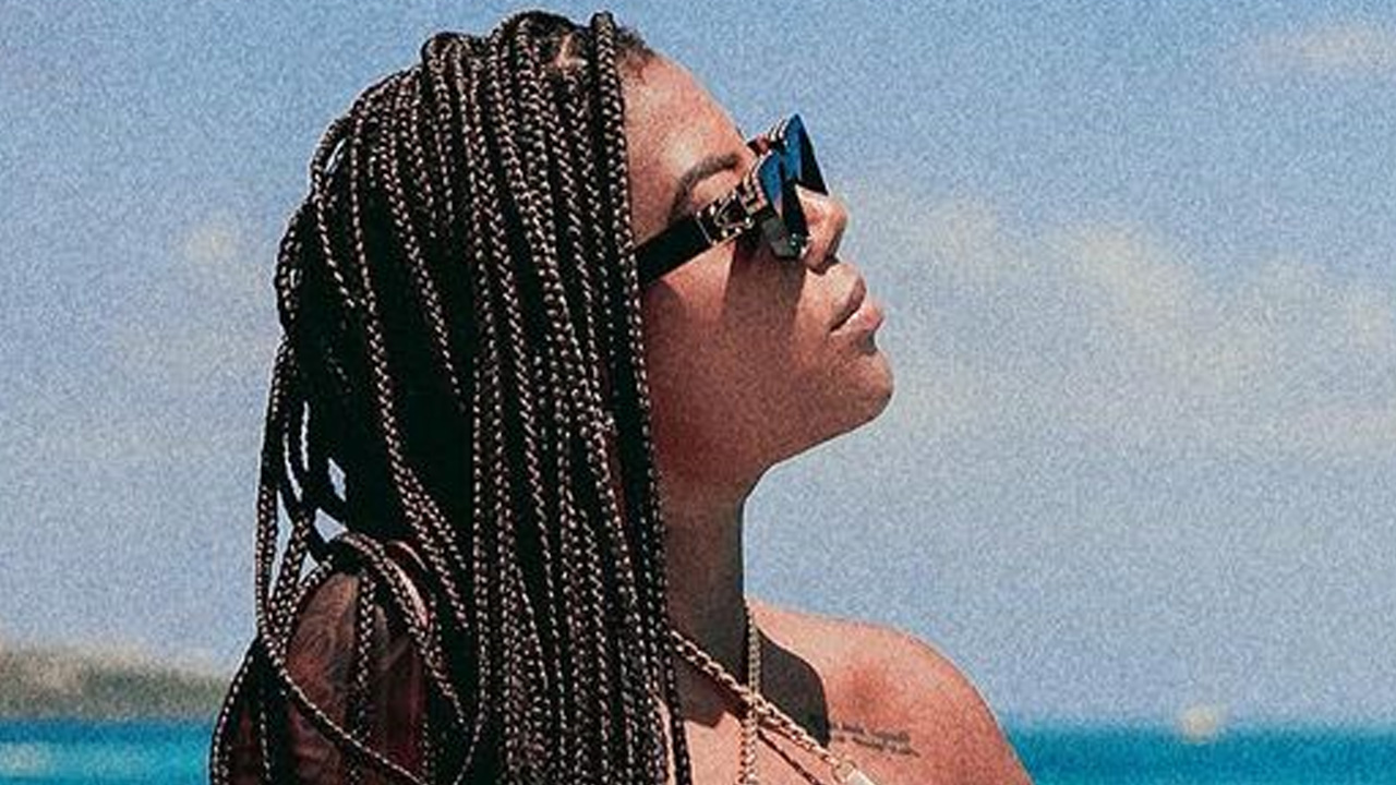 Ludmilla causa ao posar com biquíni cavado e mostrar corpão sarado no Caribe: “Vou morar na sua mente”