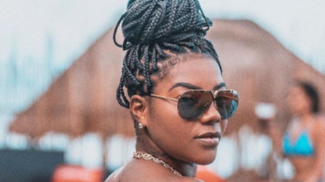 No Caribe, Ludmilla arranca elogios ao posar de biquíni tomara que caia em cliques frente e verso: “Que isso, hein?”