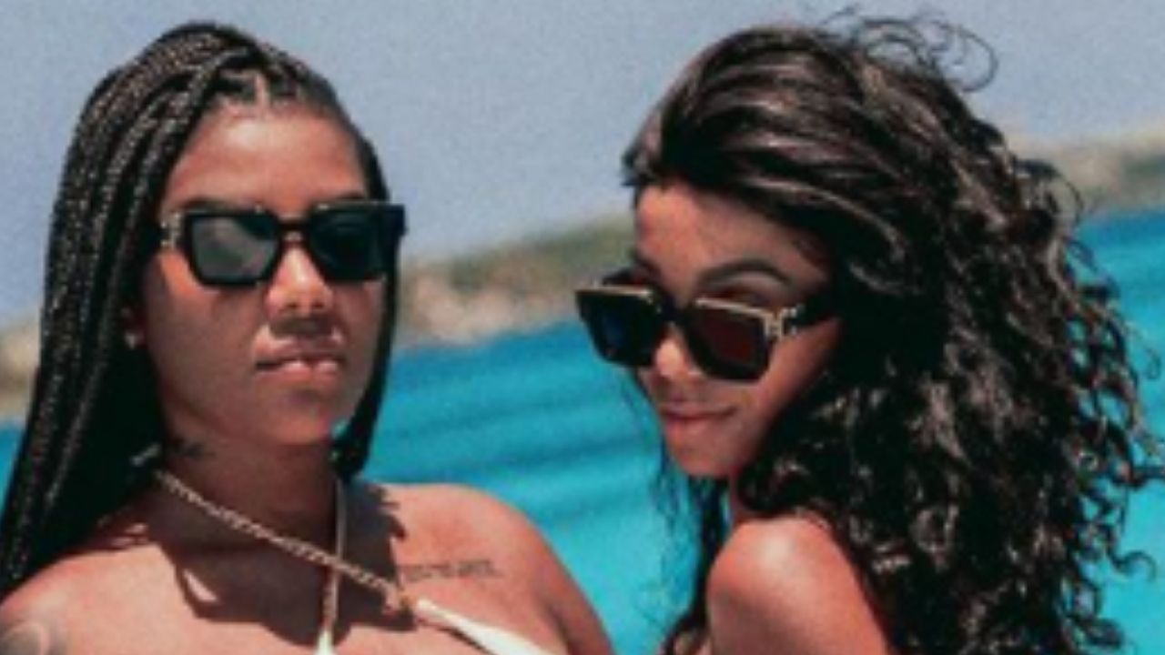 Ludmilla e Brunna Gonçalves protagonizam poses sensuais de biquíni e mão boba rouba a cena: “Que casal!”