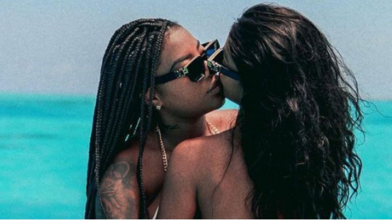 Ludmilla surge trocando beijo molhado com a esposa e mão no bumbum rouba a cena: “Colecionando momentos”