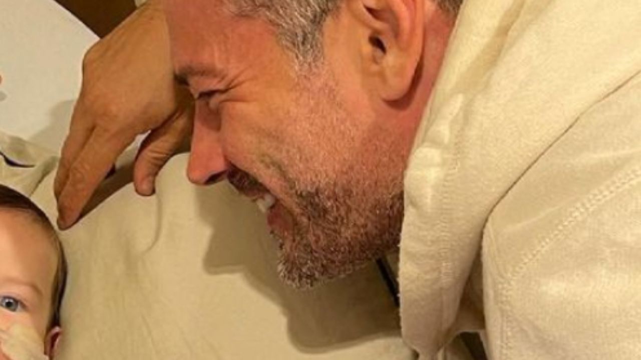 Malvino Salvador mostra o filho dando sorrindo internado em CTI de hospital pediátrico: “Nosso campeão”