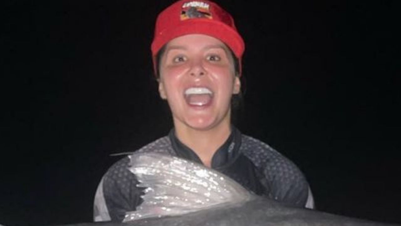Maraisa surge segurando peixe enorme e compara com sua altura: “Ao vivo e em cores”
