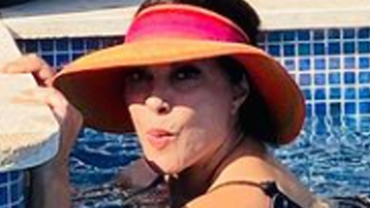 Márcia Goldschmidt aparece pleníssima em banho de piscina na mansão após luta contra Covid-19: “Parece uma sereia”