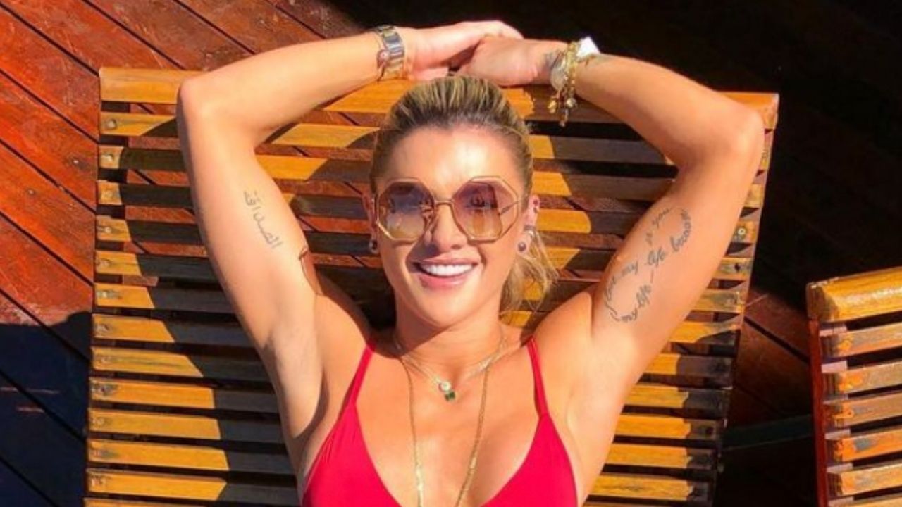 Aos 38 anos, Mirella Santos posa de biquíni vermelho micro e marido não se contém: “Gata”