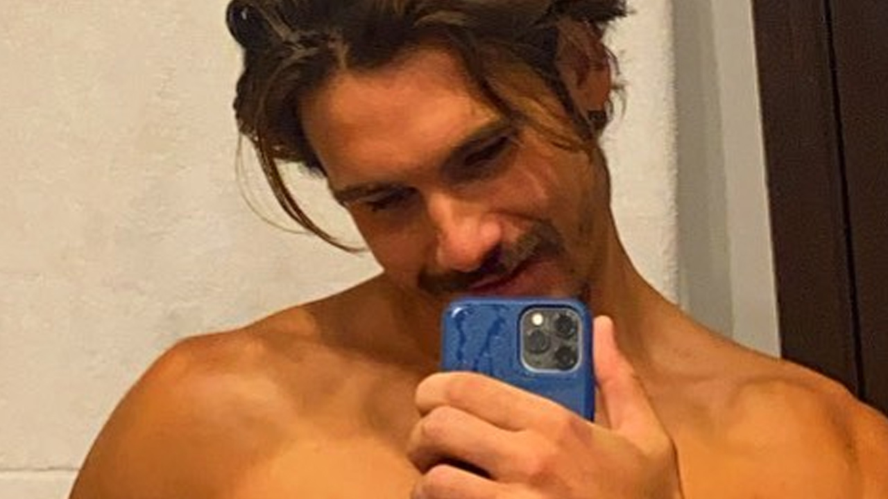 Sem camisa, Nicolas Prattes abaixa a calça até o limite e mostra detalhe na virilha: “Aqui esquentou”
