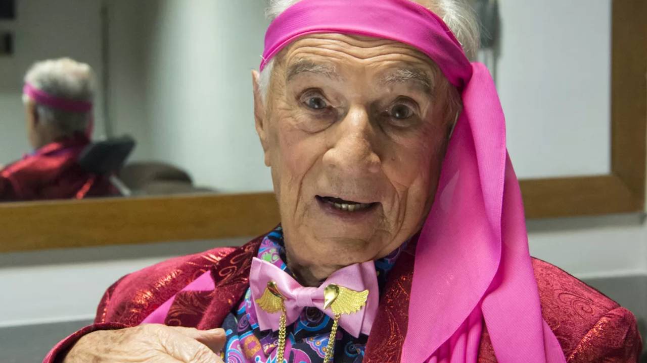 TV Globo homenageia Orlando Drummond em exibição especial da ‘Escolinha’ e emociona web: “Me fez chorar”