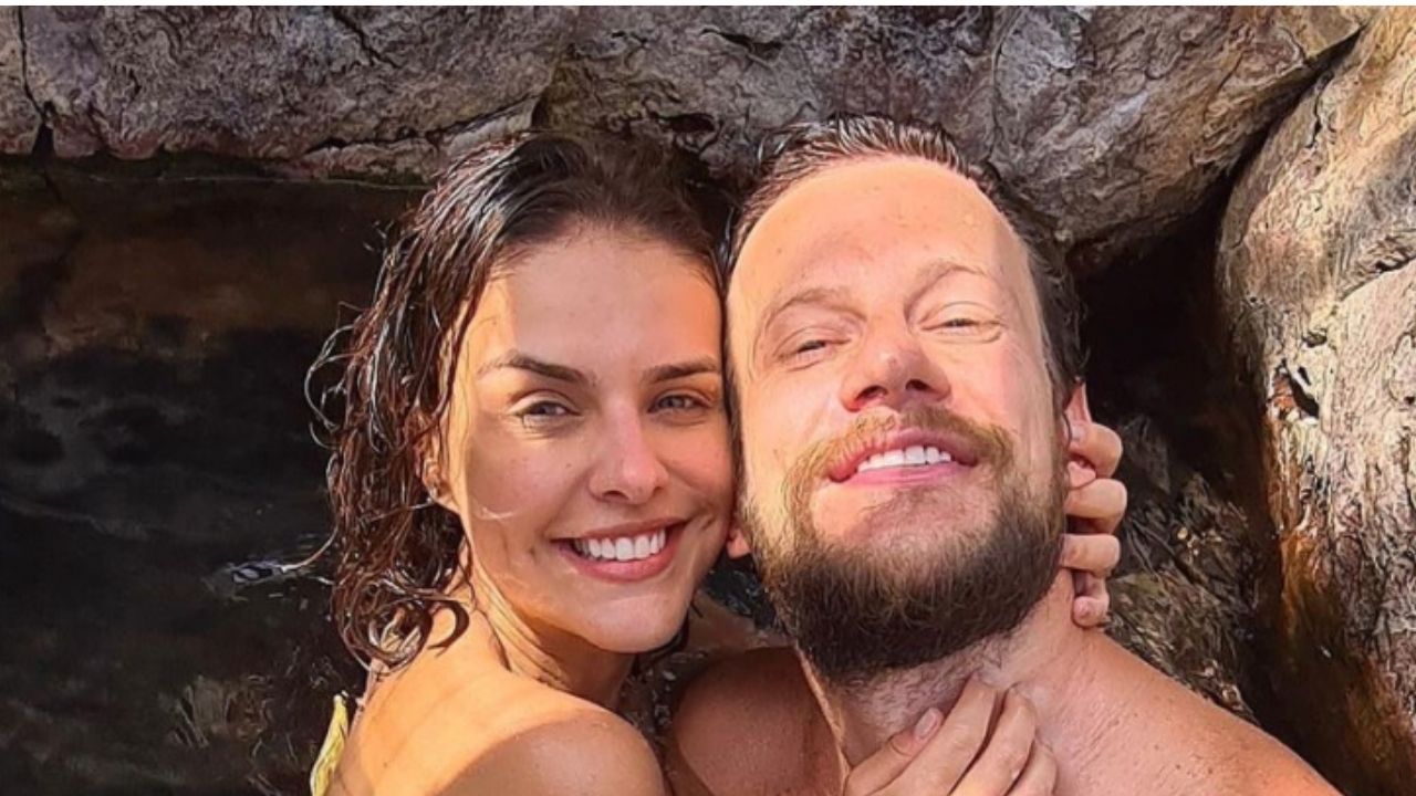 Paloma Bernardi posa agarradinha com Dudu Pelizzari e mão boba rouba a cena: “Que química”
