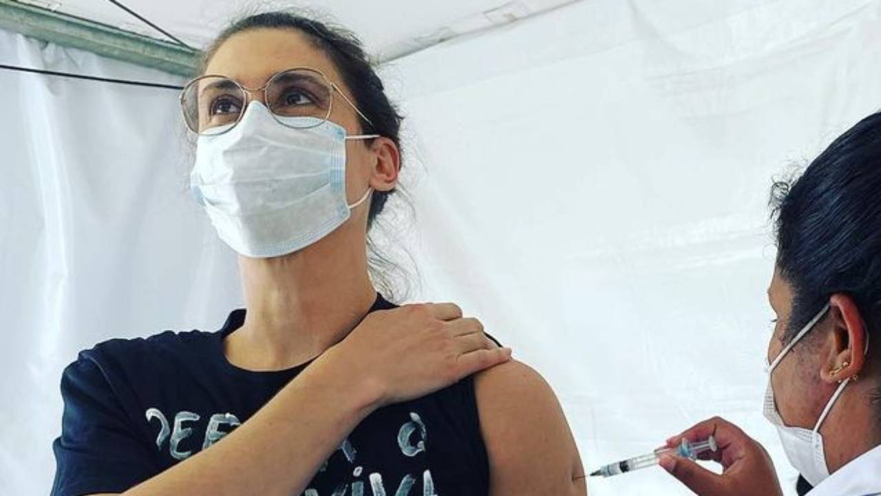 Após tomar vacina, Paola Carosella faz desabafo tocante sobre mortes por Covid-19: “Poderiam ser evitadas”