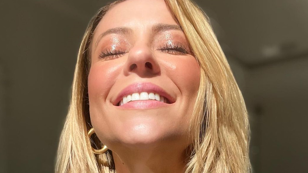 Paolla Oliveira aproveita para tomar sol pela janela de casa e posa rindo à toa: “Simplesmente divina”