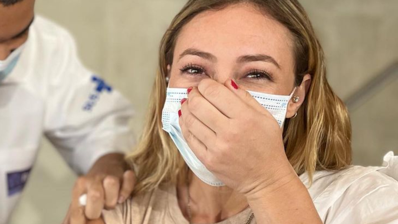 Paolla Oliveira se emociona durante vacinação e exalta importância: “Primeiro passo pra um futuro melhor”