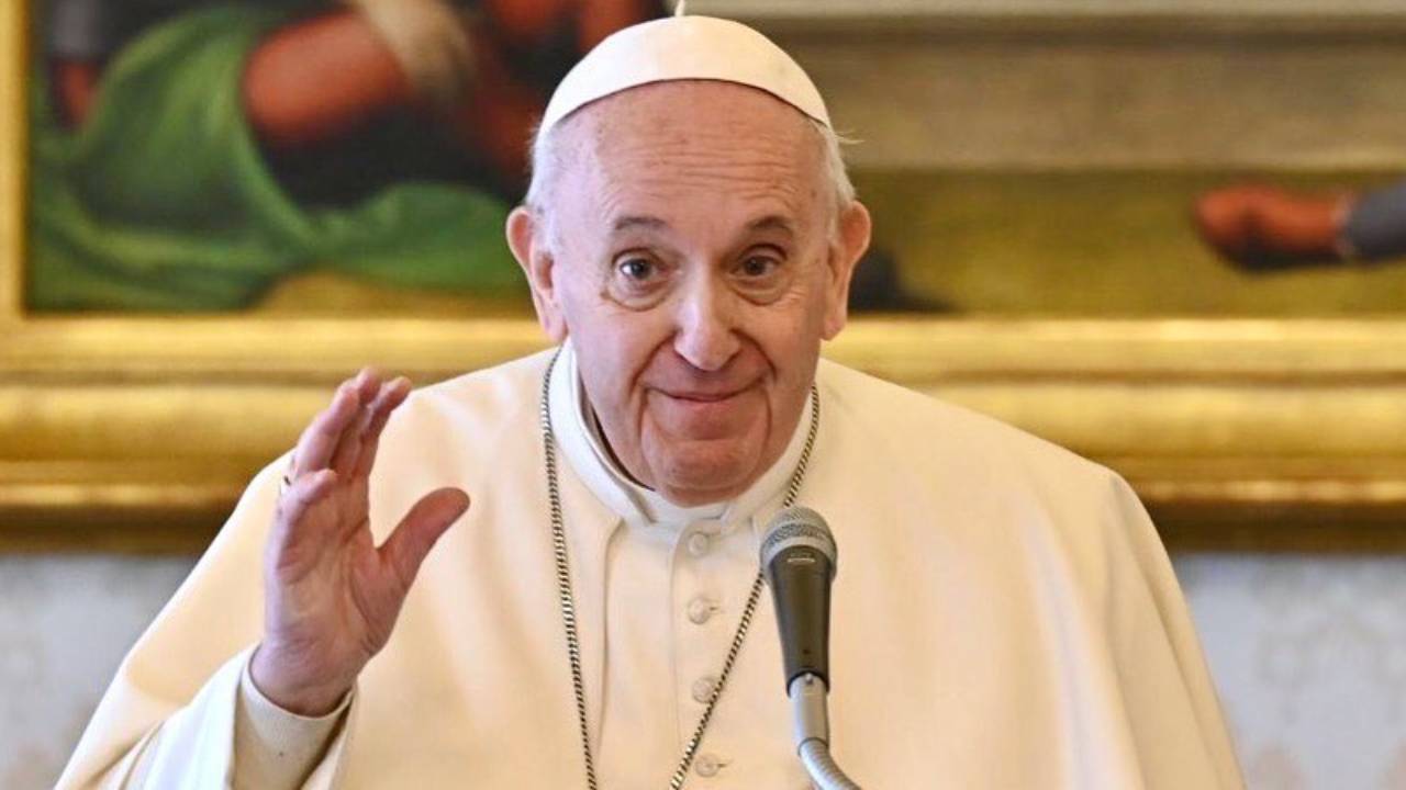 Papa Francisco tem cirurgia finalizada com sucesso e já passa bem, diz boletim médico