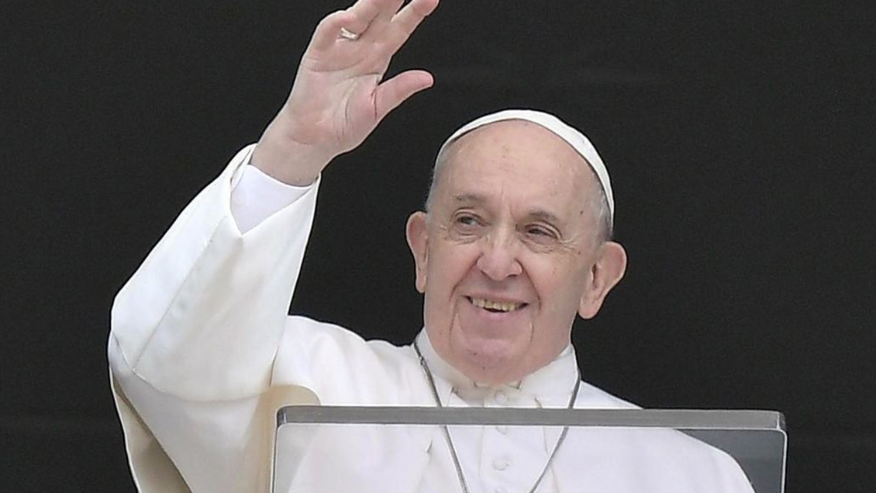 Aos 84 anos, Papa Francisco é internado e passará por cirurgia; saiba mais