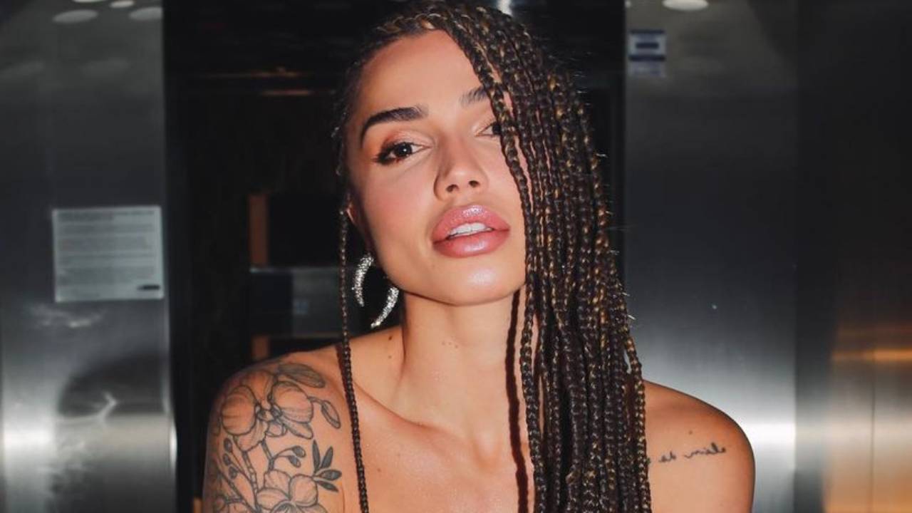 Paula Amorim aposta em tomara que caia justíssimo e seios turbinados roubam a cena: “Impactada”