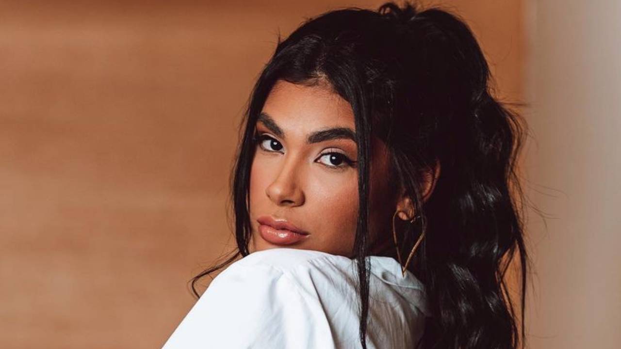 Ex-BBB Pocah radicaliza o visual, surge completamente loira e conquista a web: “Uma nova mulher”