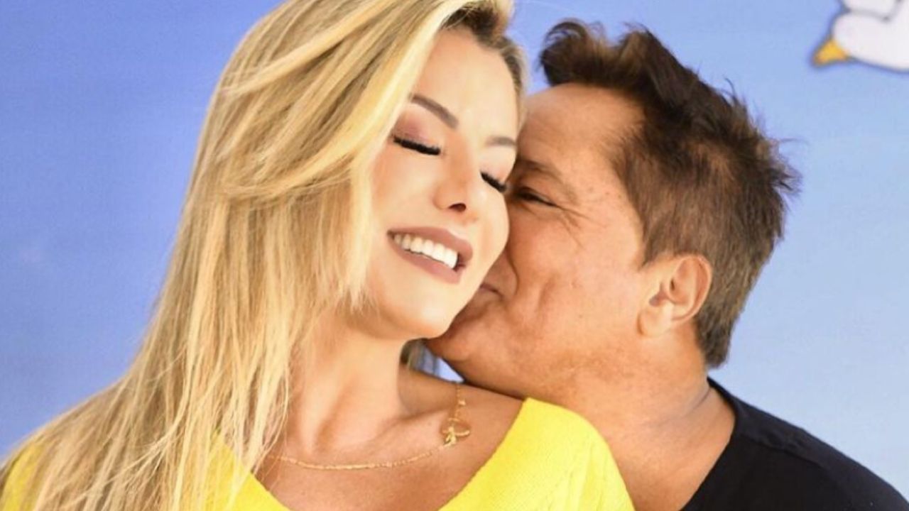 Poliana Rocha comemora os 58 anos de Leonardo com chamego e look bem sexy: “Felicidade”