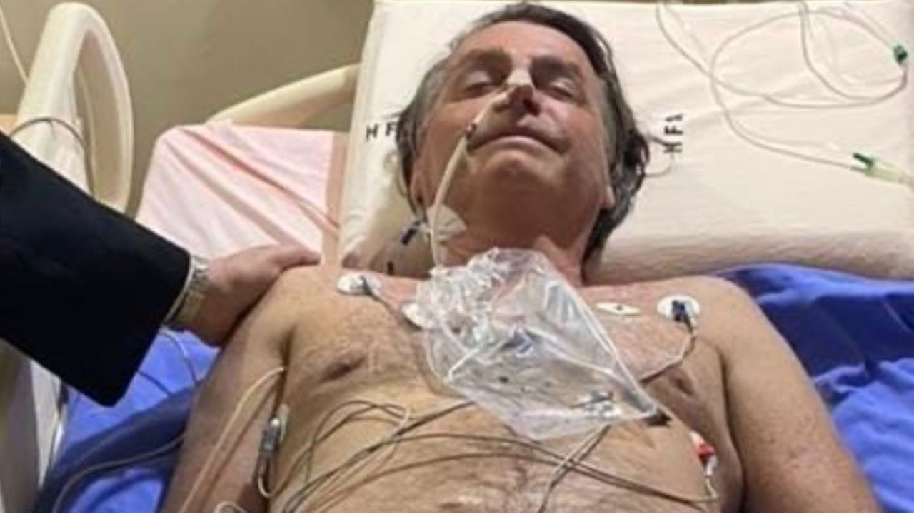 Presidente Bolsonaro aparece internado em hospital antes de ser transferido: “Que Deus nos abençoe”