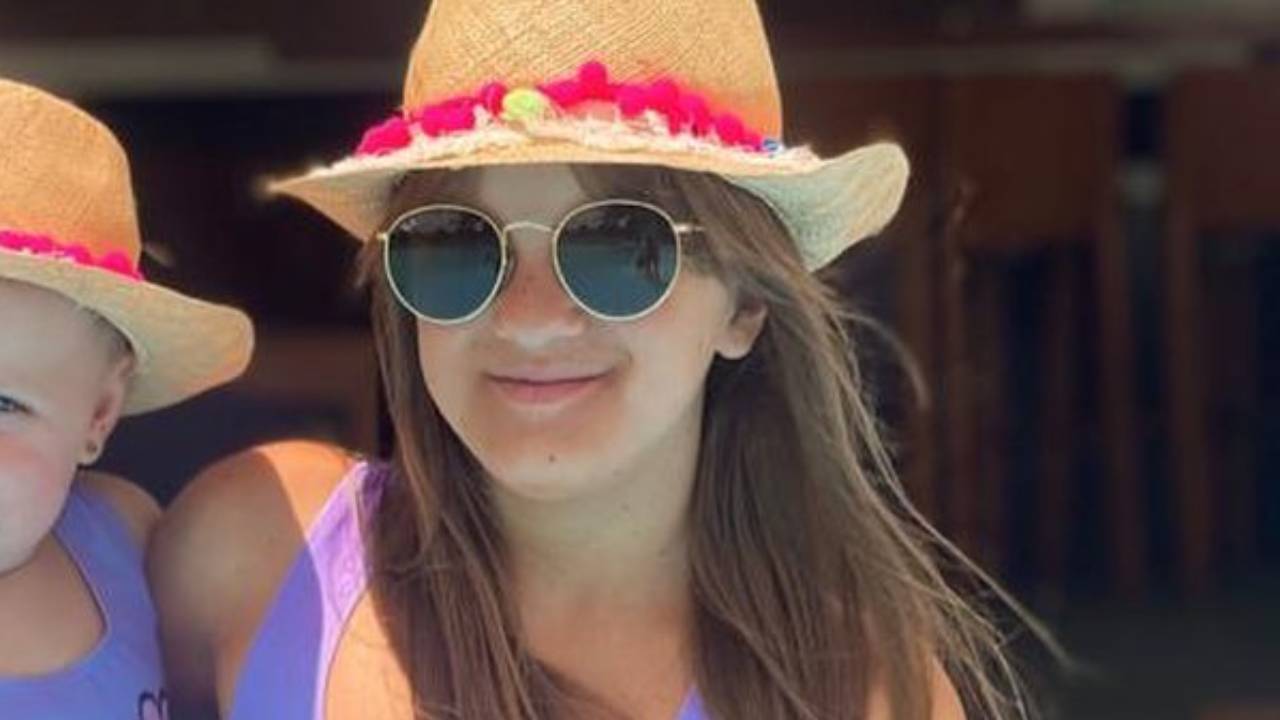 No Caribe, Rafa Justus posa com Vicky no colo e looks combinados roubam a cena: “Curtindo meu dia”