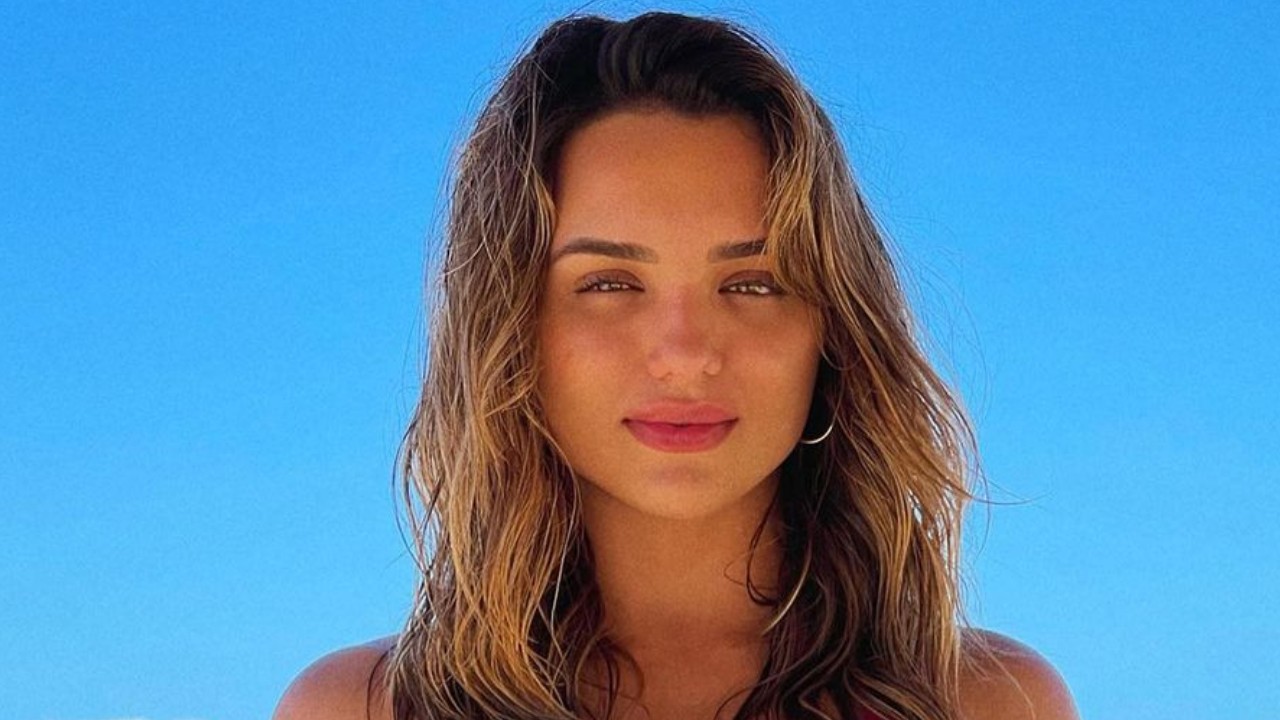 Poderosa, ex-BBB Rafa Kalimann causa impacto ao ostentar curvas monumentais com biquíni cavado: “Assim não dá”