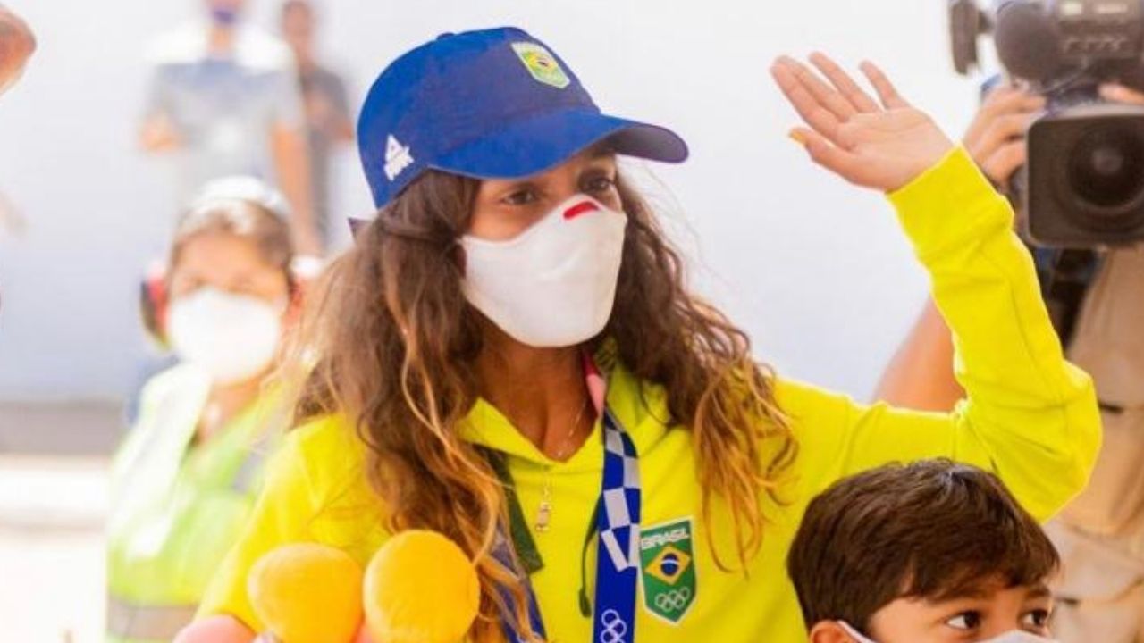 Não quis? Rayssa Leal se nega a tirar fotos com políticos locais ao chegar em sua cidade natal, no Maranhão