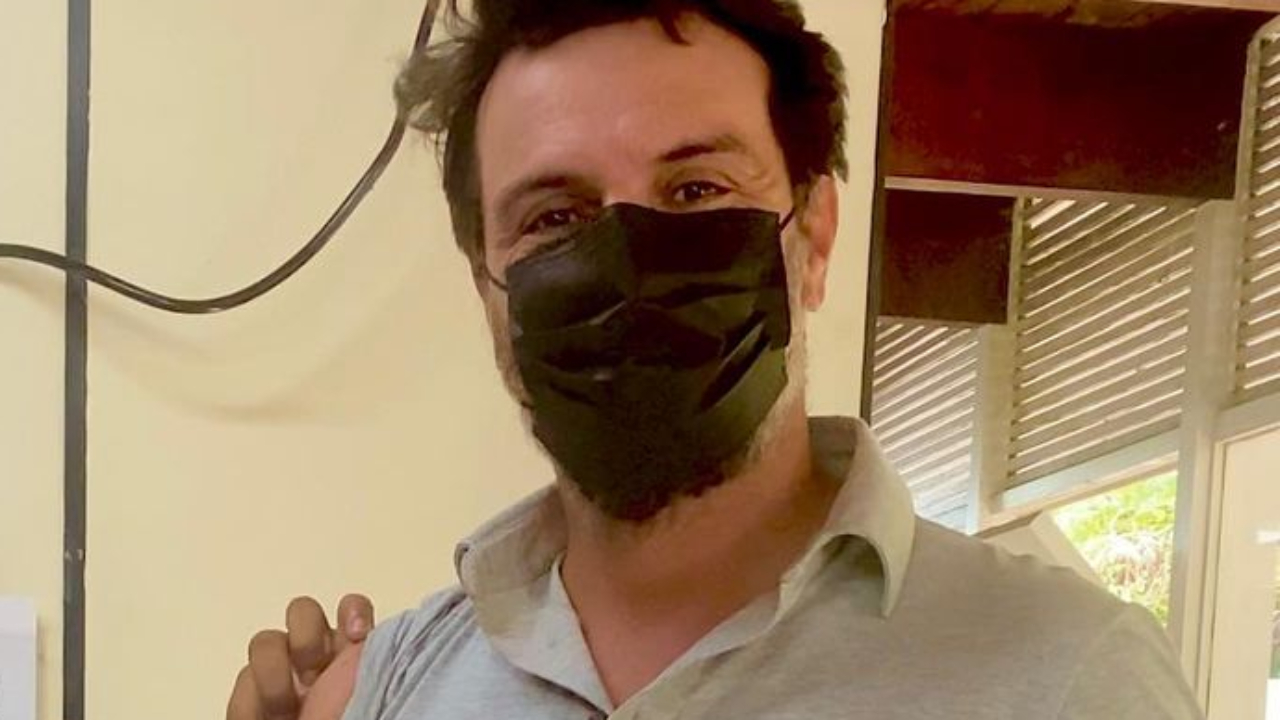 Rodrigo Lombardi homenageia vítimas da Covid-19 ao receber primeira dose da vacina: “Nossos anjos”