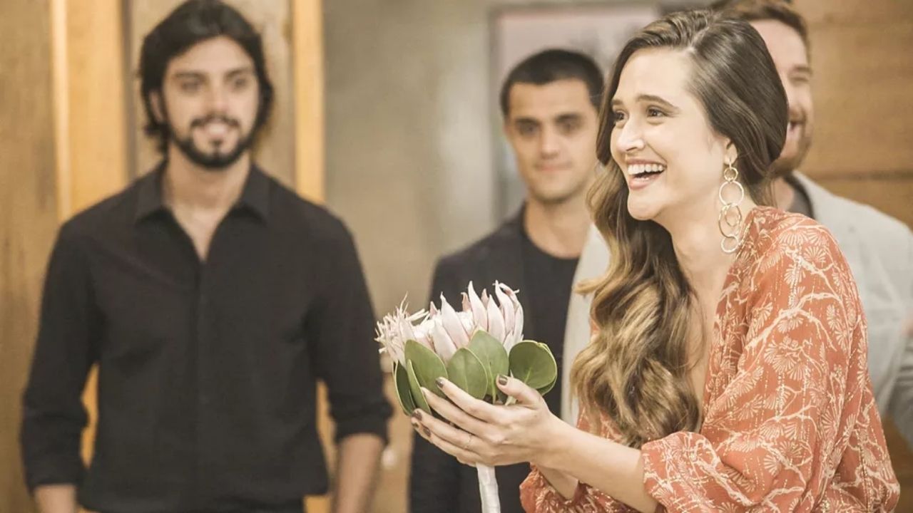 Salve-se Quem Puder: Luna surpreende e pega buquê do casamento dos pais diante de Téo e Alejandro