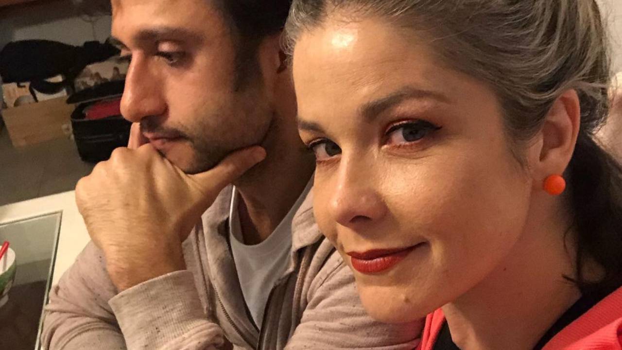 Samara Felippo surge no maior chamego e troca carícias com o marido em registros íntimos: “Meu amor”