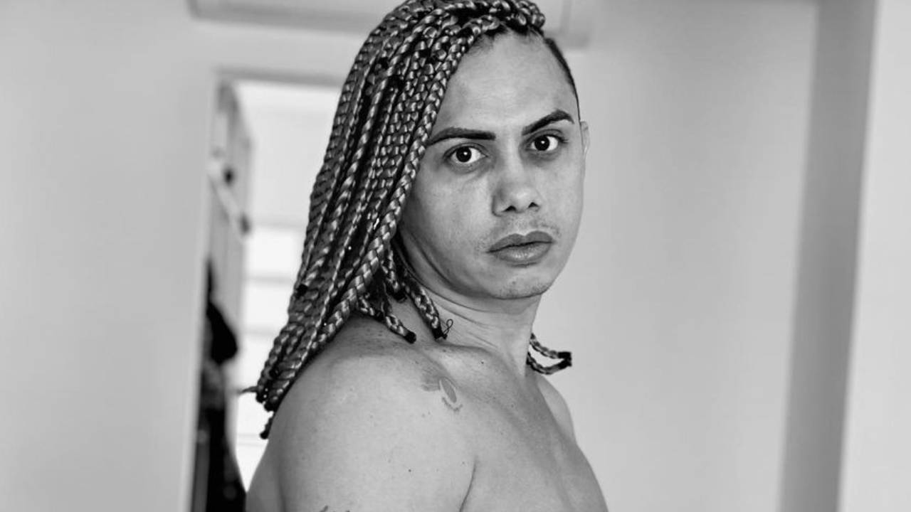 Silvero Pereira tira a cueca, surge completamente nu e marquinha no bumbum se destaca: “Que ousado”