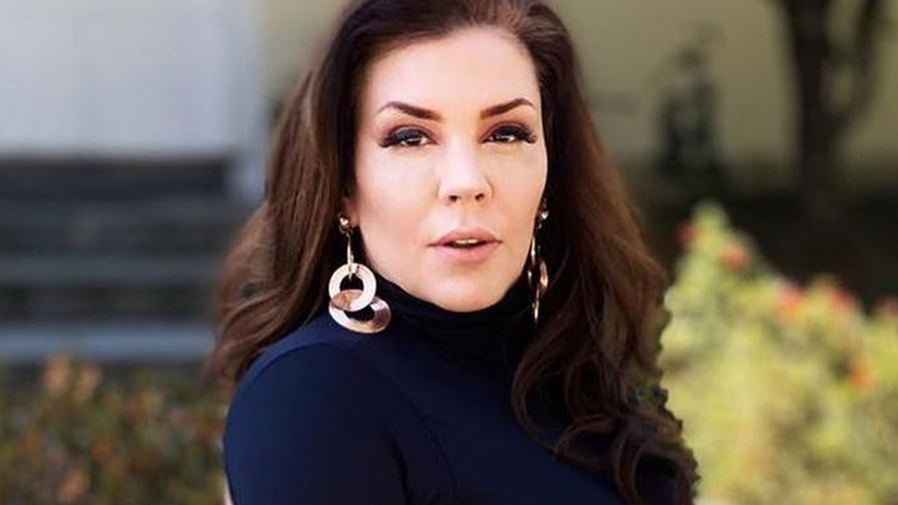 Aos 45 anos, Simony aposta em vestido curtinho e curva do bumbum rouba a cena: “Um escândalo”