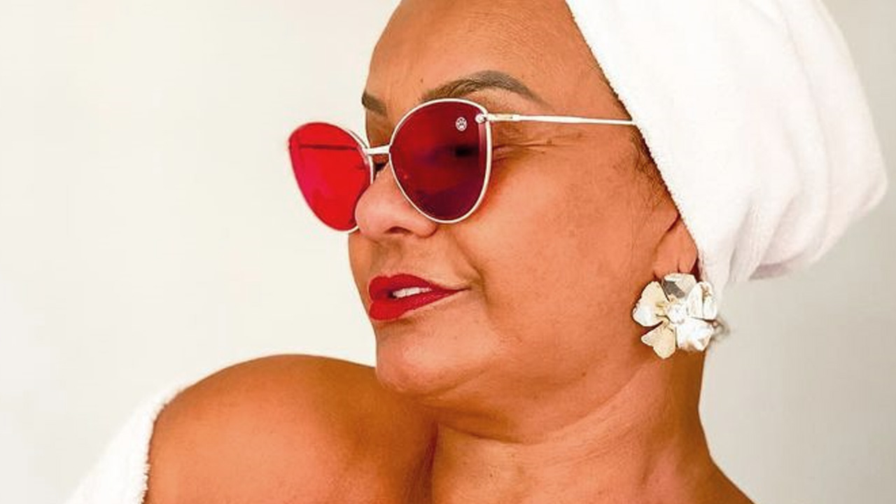 Aos 64 anos, Solange Couto abre roupão sem nada por baixo e faz charme: “Acordei me amando”