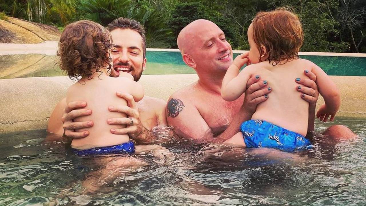 Há um mês do aniversário dos filhos, Thales Bretas se emociona com falta de Paulo Gustavo: “Irreparável”