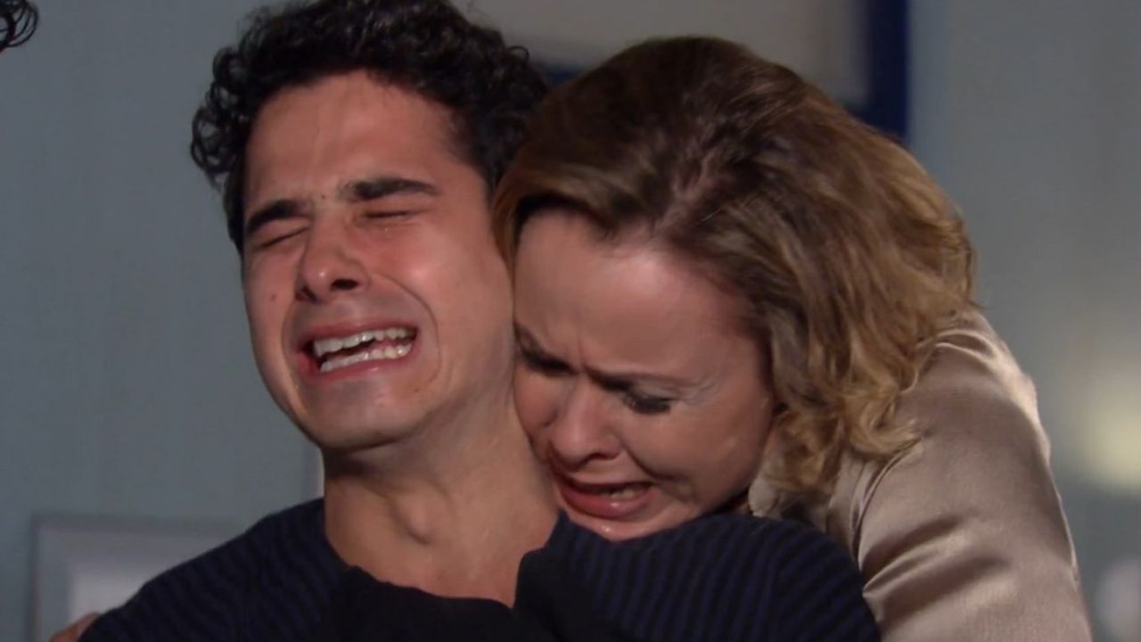 Ti-Ti-Ti: Bruna engole preconceito e acolhe Julinho após tragédia: “Nunca vou te abandonar”