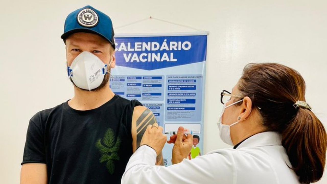 Vacinado contra Covid-19, Rodrigo Hilbert vira meme na web: “Produziu a própria vacina na cozinha de casa”
