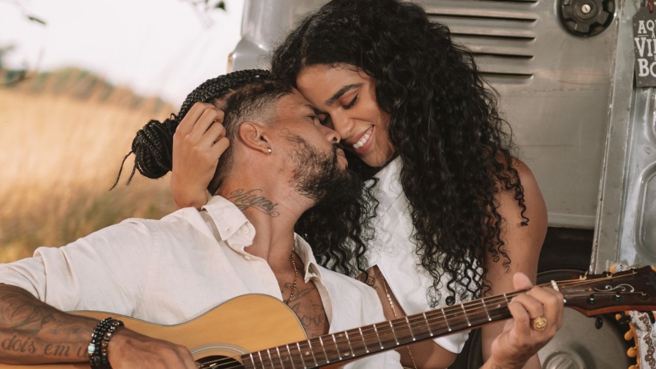 Vice-campeão de No Limite, Viegas lança música romântica e troca beijos com Elana em clipe: “Pessoa bem especial”
