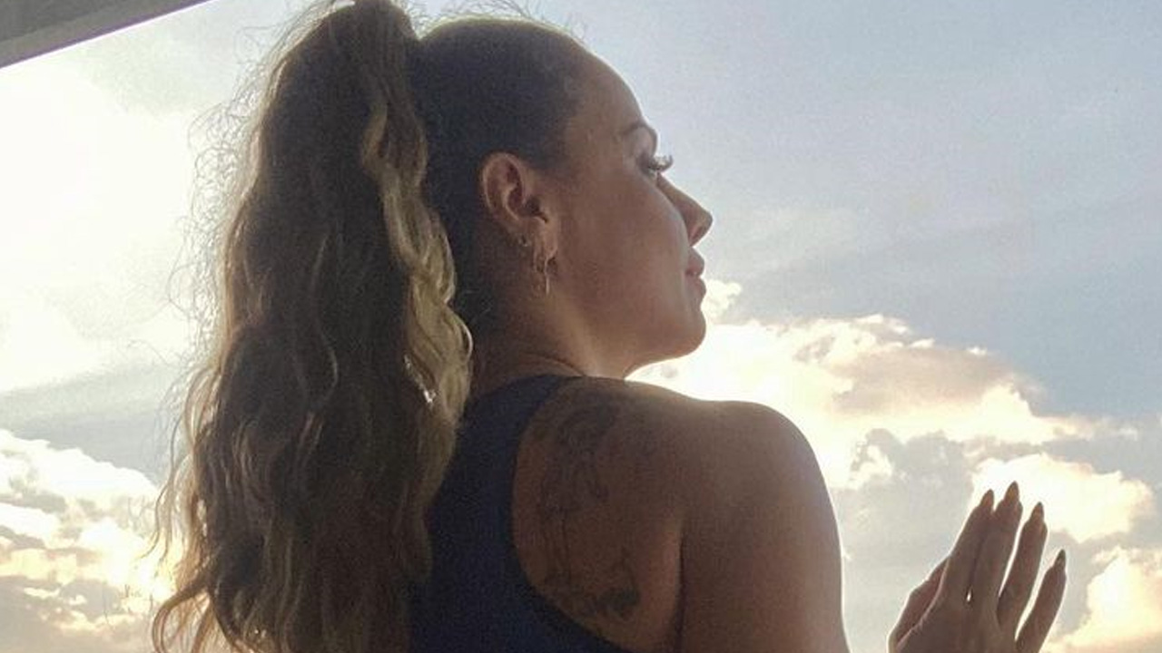 Aos 46 anos, Viviane Araújo destaca bumbum GG e cinturinha PP empoleirada na janela: “Passado com esse corpo”
