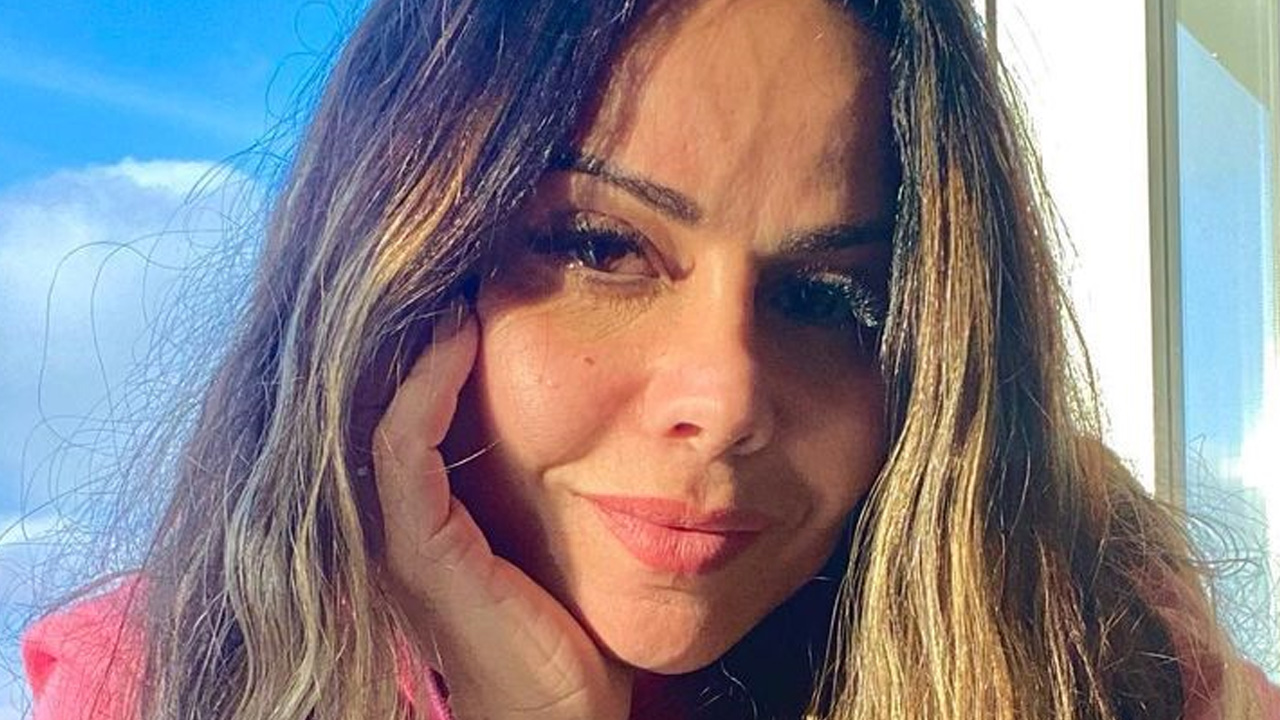 Viviane Araújo surge em clique perigoso e empina bumbum empoleirada na janela: “Show de bola”