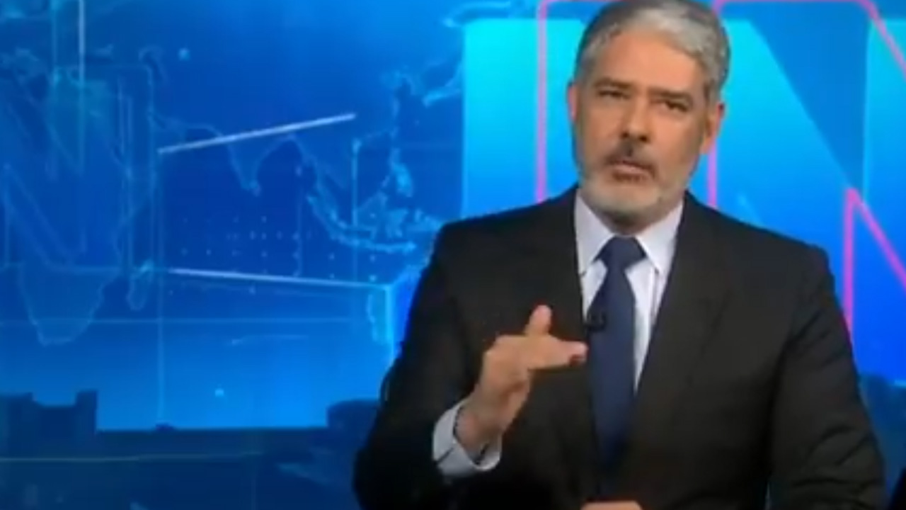 William Bonner se perde e gagueja após erro técnico ao vivo no ‘Jornal Nacional’: “Volta”