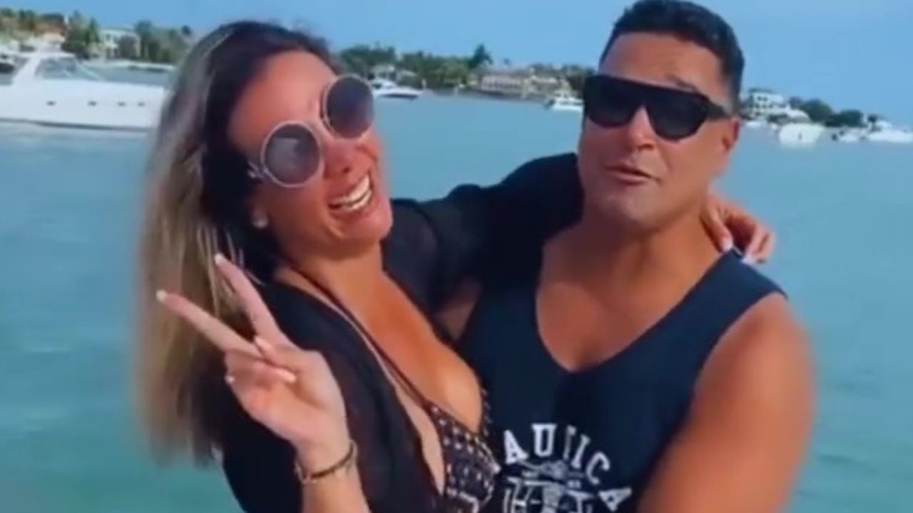 Xanddy troca beijão com a esposa Carla Perez e relembra grupo ‘É o Tchan!’: “Quem disse que domingo ela não vai?”