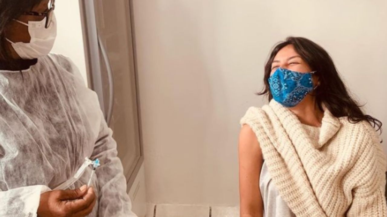 Grávida, Yanna Lavigne recebe vacina contra Covid-19 aos 31 anos e comemora: “Esperava tanto por esse dia”