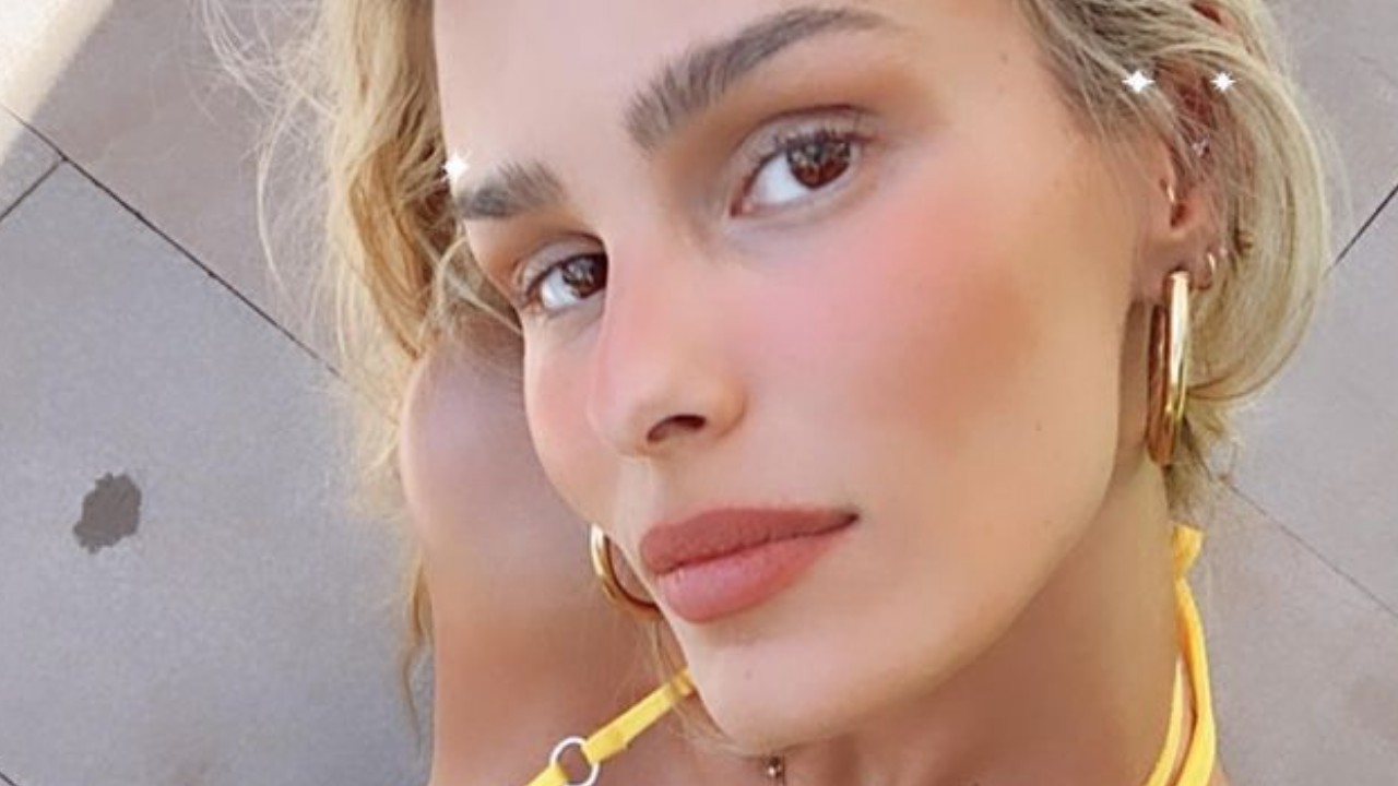 De biquíni fininho, Yasmin Brunet exibe beleza exuberante e ostenta físico invejável em seflie: “Uma deusa”