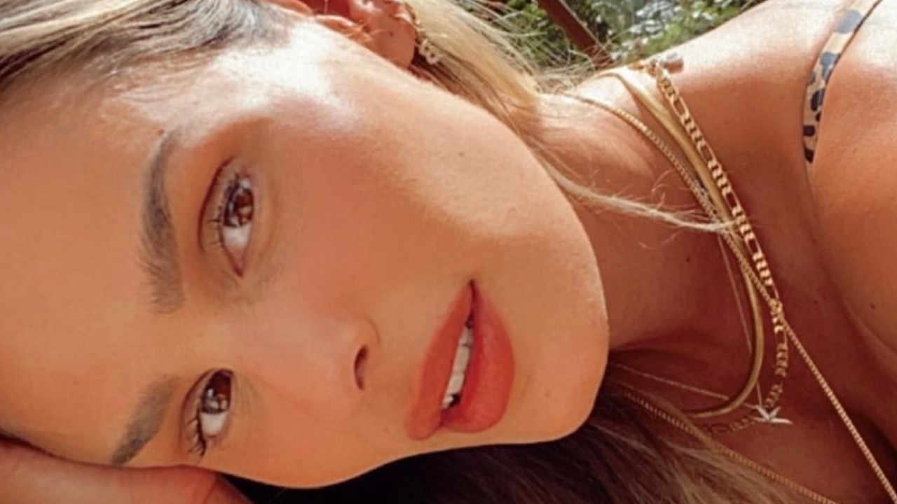 De biquíni cavado, Yasmin Brunet toma sol e ostenta tatuagem indiscreta no bumbum: “Sedutora”