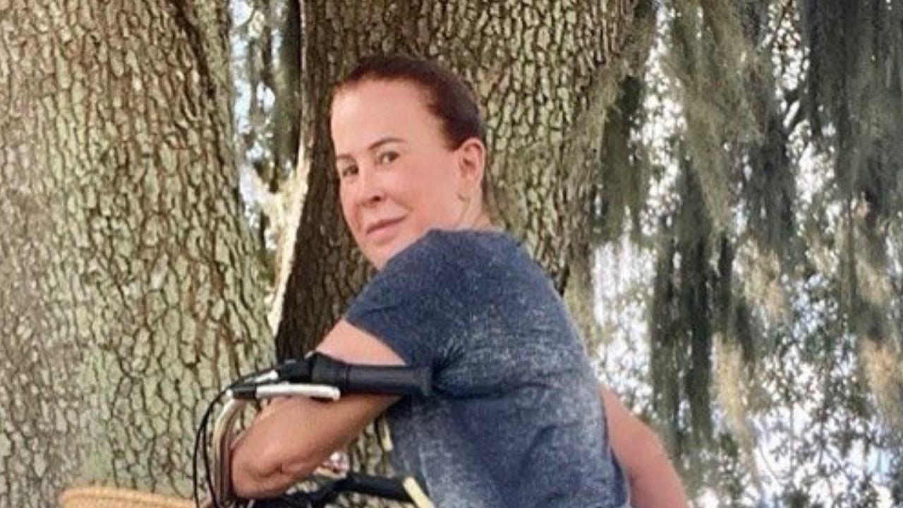 Zilu Camargo empina o bumbum na bicicleta e curvas avantajadas impressionam: “Corpão”