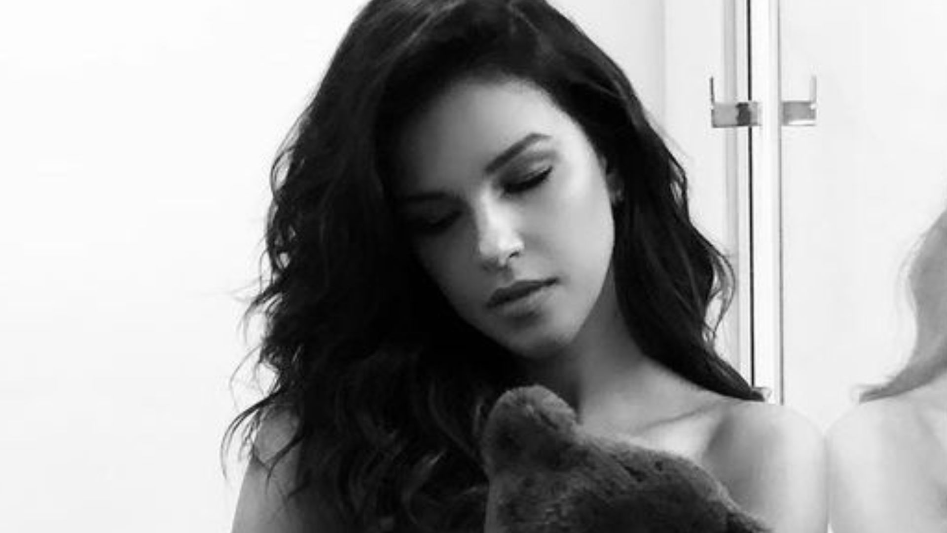 Abusada, Mariana Rios faz pose atrevida só de calcinha e cobre seios: “Sensual”