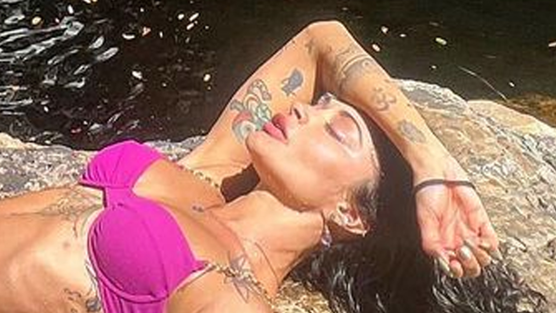 Aline Campos quase mostra tudo com biquíni cortado em V: “Maravilhosa sempre”
