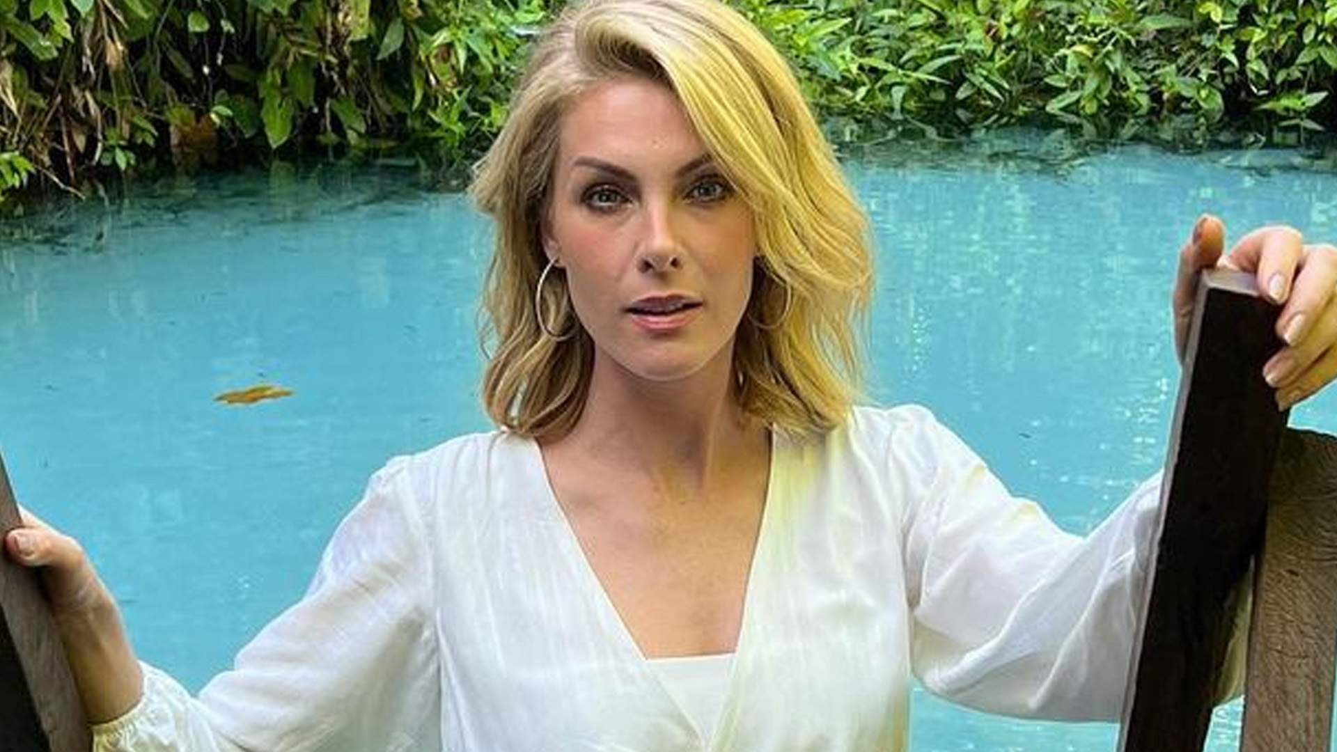 Ana Hickmann dispensa retoques e mostra corpo ao natural de calcinha hot pant: “Sem filtro”