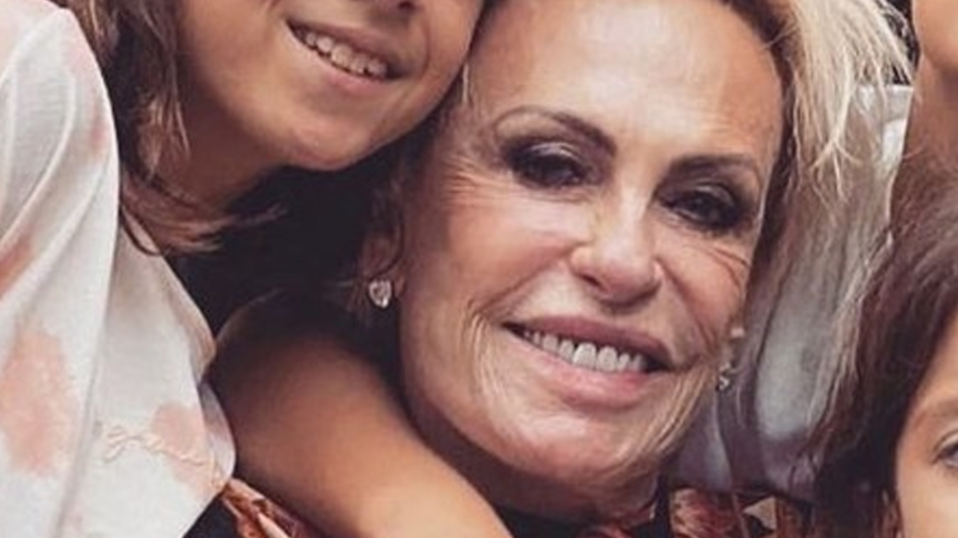 Ana Maria Braga reúne netos em foto raríssima e se derrete: “Que delícia”