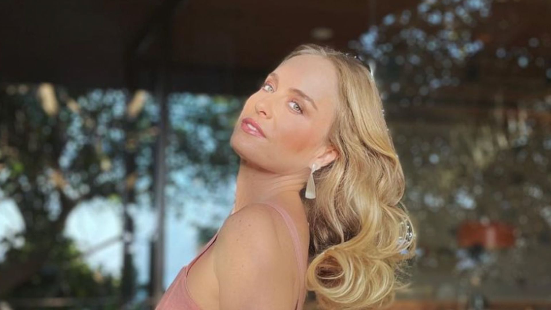Angélica posa com vestido de alcinha sem sutiã aos 48 anos e choca: “Conta o segredo?”